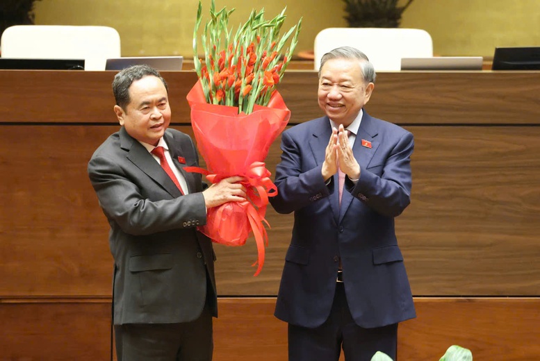 Tổng Bí thư Tô Lâm tặng hoa chúc mừng Chủ tịch Quốc hội Trần Thanh Mẫn - Ảnh: VGP