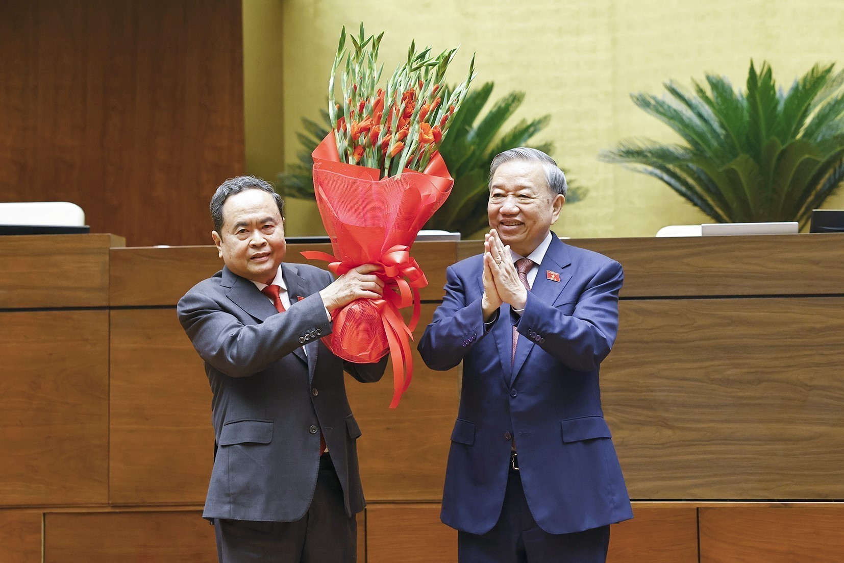 Tổng Bí thư Tô Lâm tặng hoa chúc mừng Chủ tịch Quốc hội Trần Thanh Mẫn - Ảnh: TTX
