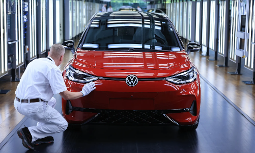 Lâm khủng hoảng, các hãng ô tô châu Âu tính chuyển sang sản xuất vũ khí