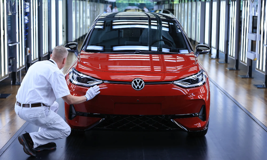 Lâm khủng hoảng, các hãng ô tô châu Âu tính chuyển sang sản xuất vũ khí