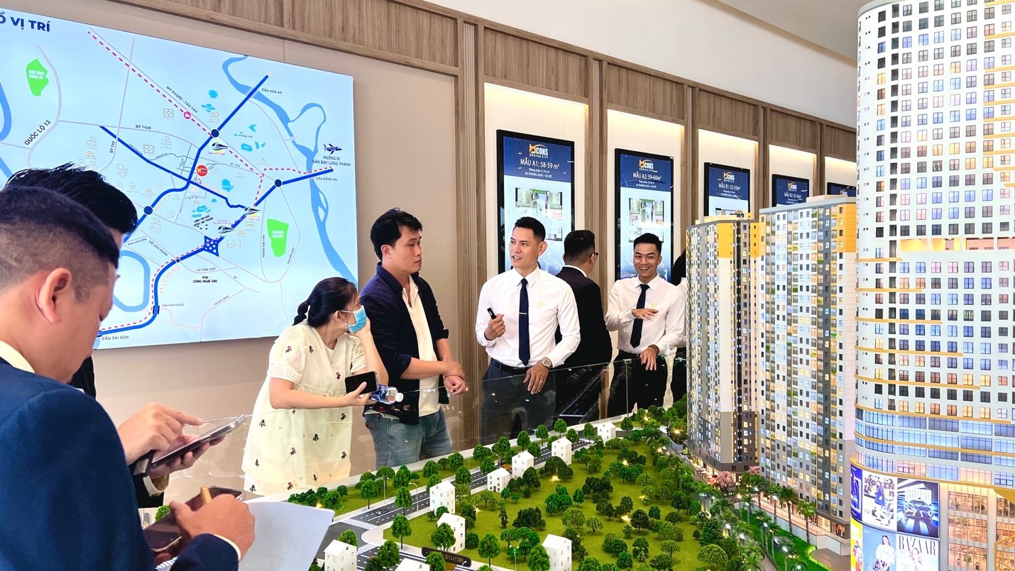 Mỗi ngày, nhà mẫu dự án Bcons Center City đón đông đảo khách đến tham quan. Ảnh: Bcons.