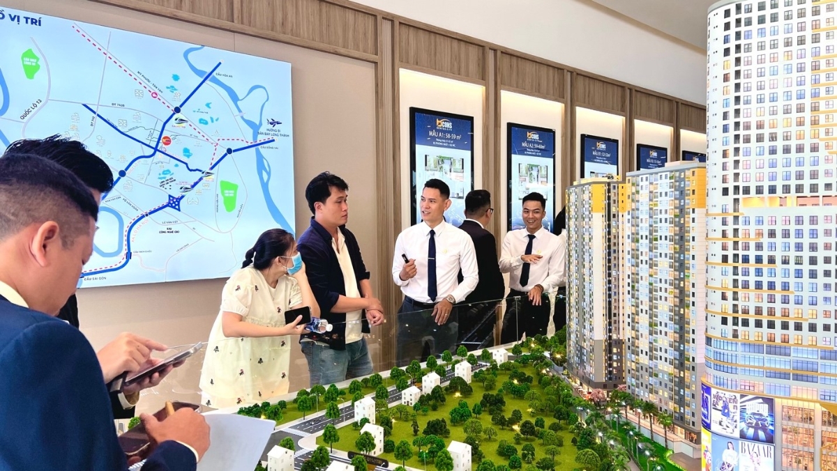 Mỗi ngày, nhà mẫu dự án Bcons Center City đón đông đảo khách đến tham quan. Ảnh: Bcons.