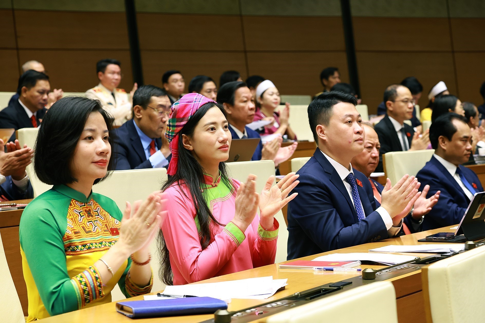 Nữ đại biểu Quốc hội tai phiên khai mac - Ảnh TTXVN 