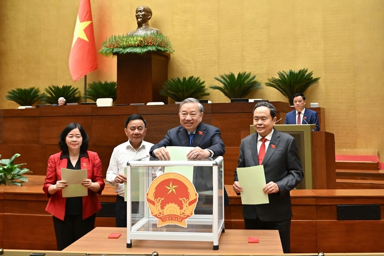 Tổng Bí thư Tô Lâm và các đại biểu Quốc hội bỏ phiếu.