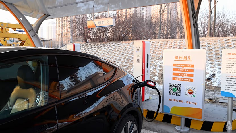 Một chiếc xe điện đang sạc tại Cáp Nhĩ Tân, nơi thời tiết lạnh ảnh hưởng đến hiệu suất. Ảnh: CNA/Hu Chushi