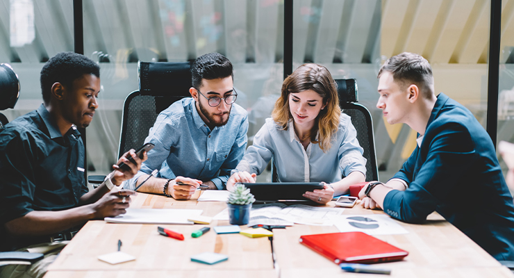 Chi phí xăng dầu có xu hướng tăng cao trong khi thu nhập từ công việc lại có nguy cơ giảm do cắt giảm giờ làm.