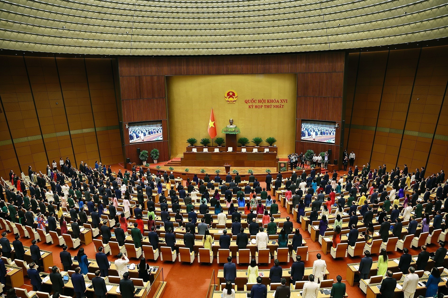 Các đại biểu làm lễ chào cờ tại phiên khai mạc Kỳ họp thứ Nhất Quốc hội khóa XVI - Ảnh TTXVN