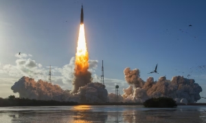 Tàu Artemis II cất cánh từ Trung tâm Vũ trụ Kennedy.