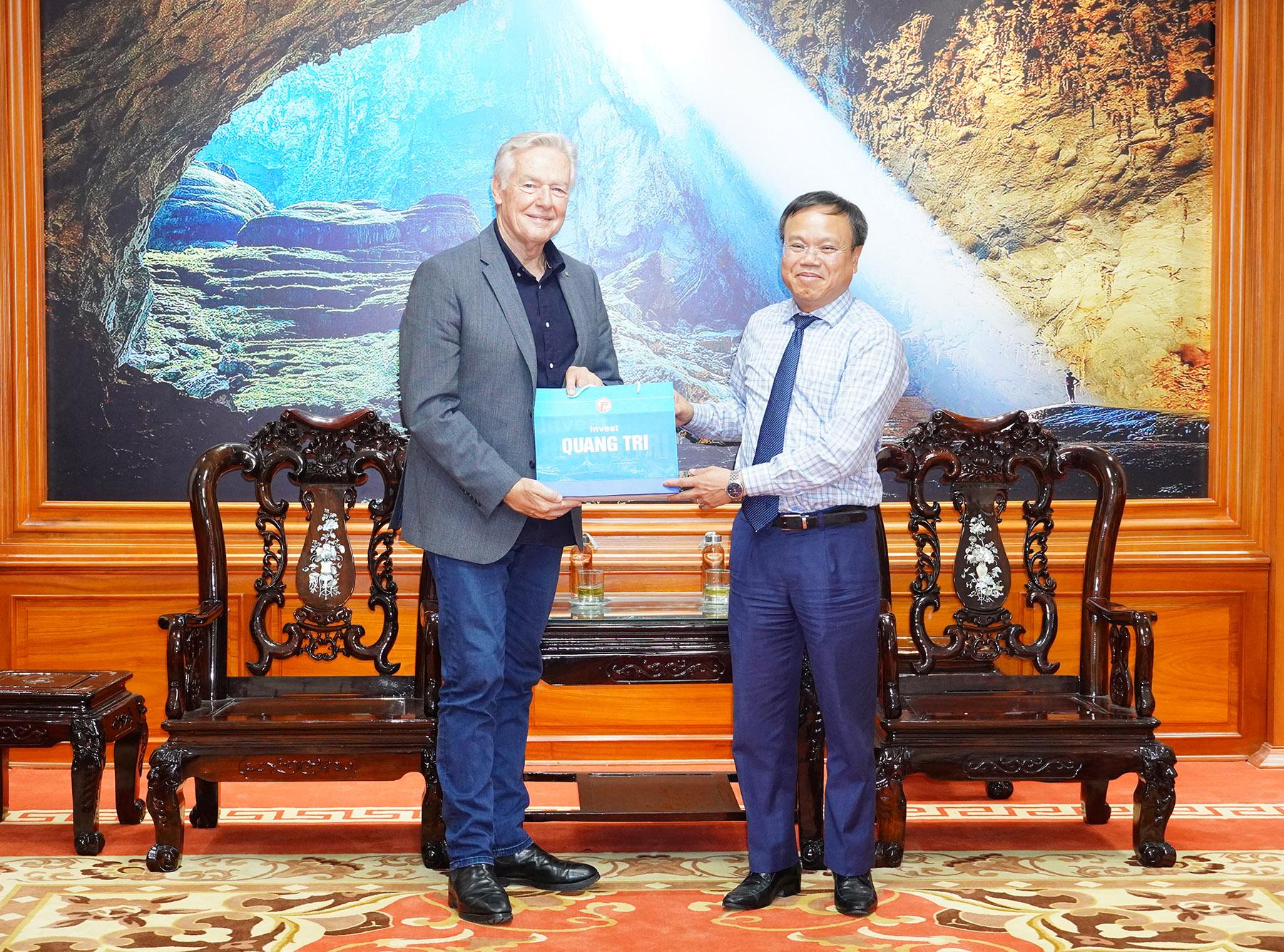 Phó Chủ tịch UBND tỉnh Quảng Trị Lê Đức Tiến tặng quà cho ông Tim Owen, Chủ tịch Hiệp hội HunterNet