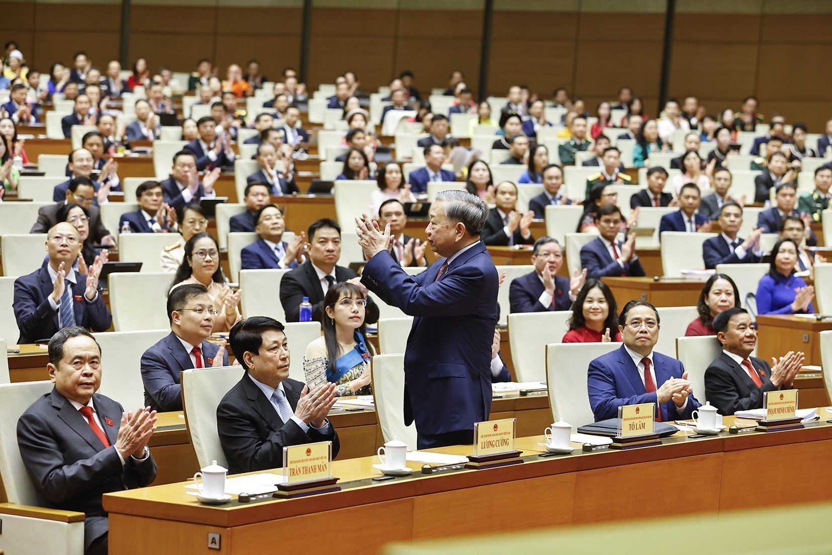 Tổng Bí thư Tô Lâm chào các đại biểu Quốc hội 
