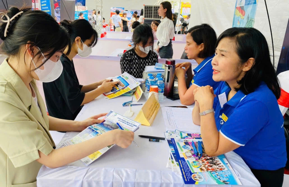 Doanh nghiệp tuyển dụng lao động. Ảnh: T.H. 