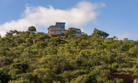 Một căn nhà ở Chishawasha Hills, khu dân cư cao cấp phía Bắc Harare, nổi tiếng với những bất động sản rộng, nhiều cây xanh và yên tĩnh, nằm giữa địa hình đồi thoai thoải - Ảnh: Bloomberg