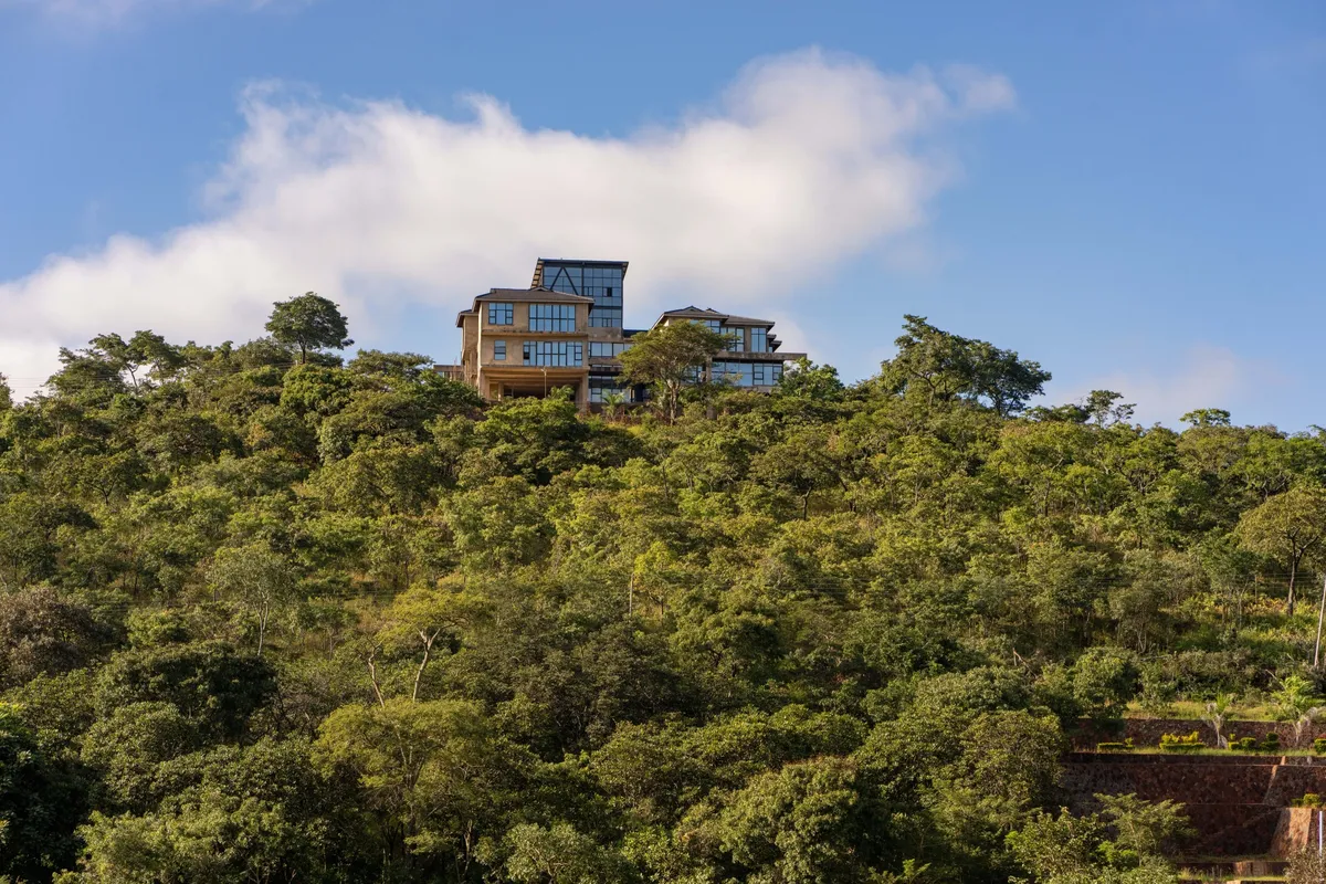 Một căn nhà ở Chishawasha Hills, khu dân cư cao cấp phía Bắc Harare, nổi tiếng với những bất động sản rộng, nhiều cây xanh và yên tĩnh, nằm giữa địa hình đồi thoai thoải - Ảnh: Bloomberg