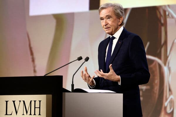 Bài toán kế nhiệm của CEO Bernard Arnault cũng khiến danh mục kinh doanh xa xỉ của tập đoàn chịu sự giám sát chặt chẽ hơn.