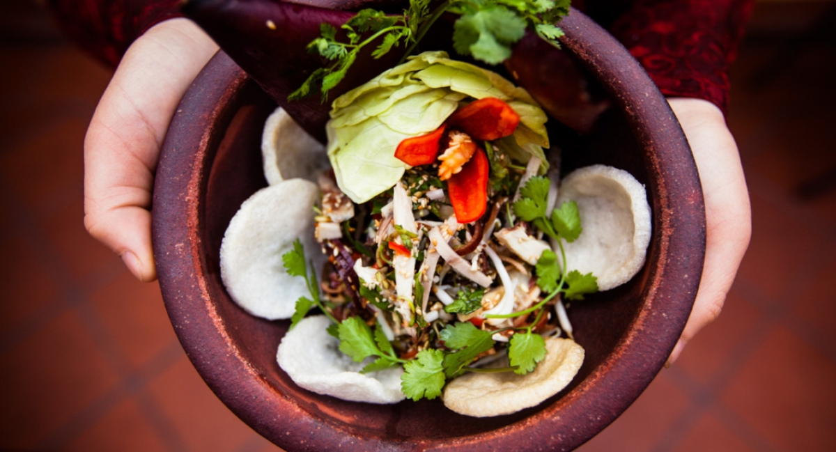 Thực đơn không chỉ là danh sách món ăn mà trở thành một “bản đồ văn hóa” thu nhỏ.