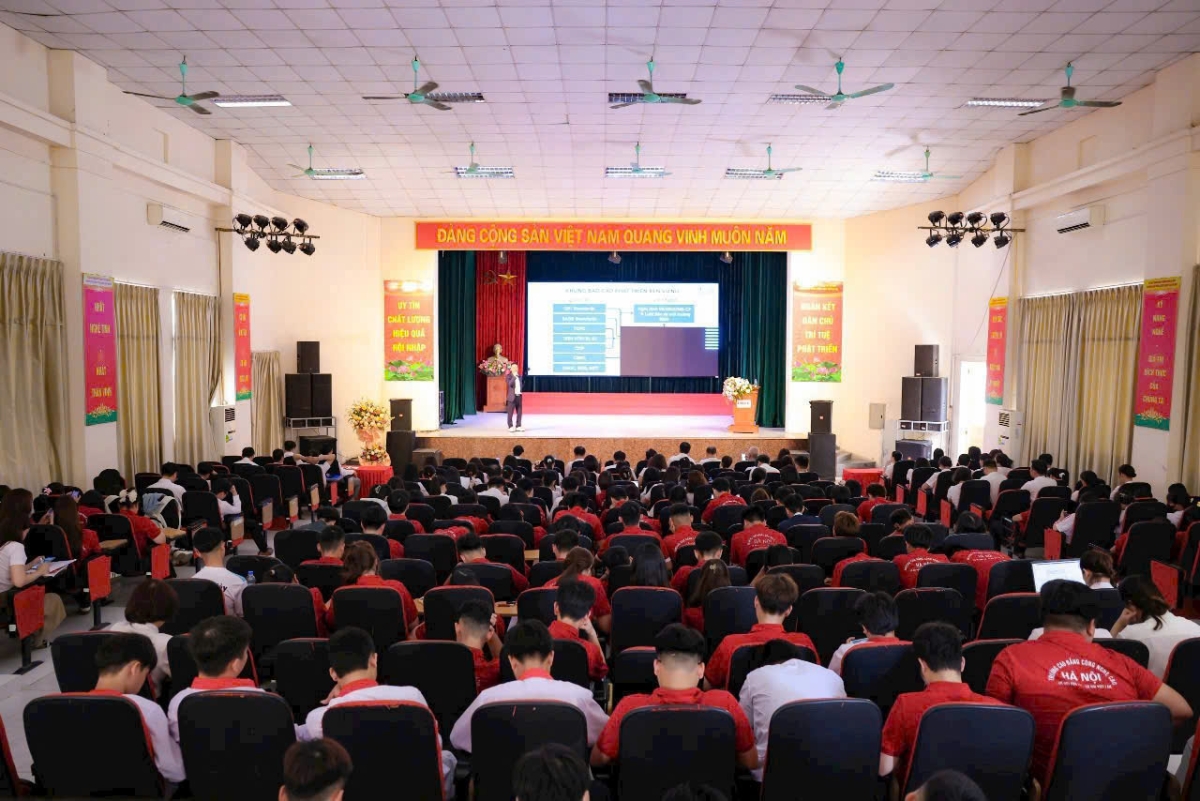 Ông Phạm Hoài Trung tham gia khoá đào tạo giáo viên và sinh viên Trường Cao đẳng Công nghệ cao Hà Nội.