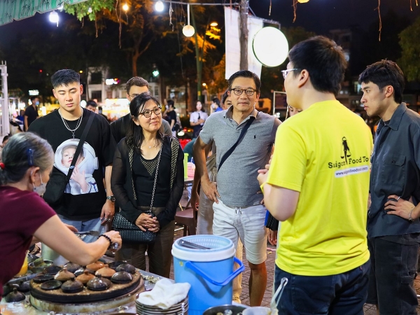 Một cuộc trò chuyện với người&nbsp;bản&nbsp;địa có thể để lại ấn tượng sâu sắc hơn bất kỳ hành trình tham quan nào.