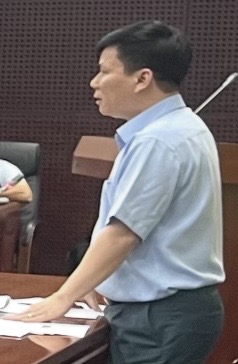 Chánh Văn phòng UBND Thành phố Đà Nẵng trả lời phóng viên báo chí. Ảnh Ngô Anh Văn