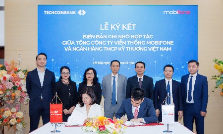 Đại diện lãnh đạo hai bên tại buổi ký kết hợp tác toàn diện. Ảnh: Techcombank.