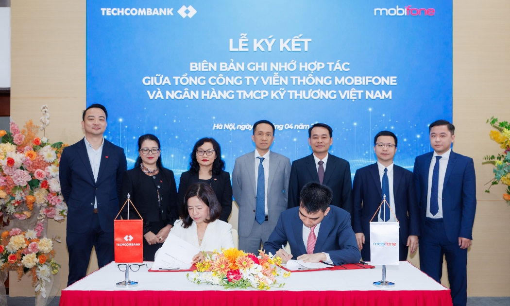 Đại diện lãnh đạo hai bên tại buổi ký kết hợp tác toàn diện. Ảnh: Techcombank.