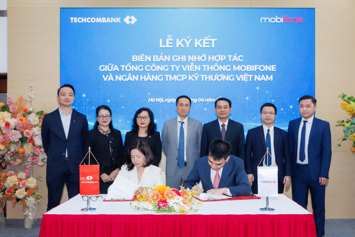 Đại diện lãnh đạo hai bên tại buổi ký kết hợp tác toàn diện. Ảnh: Techcombank.