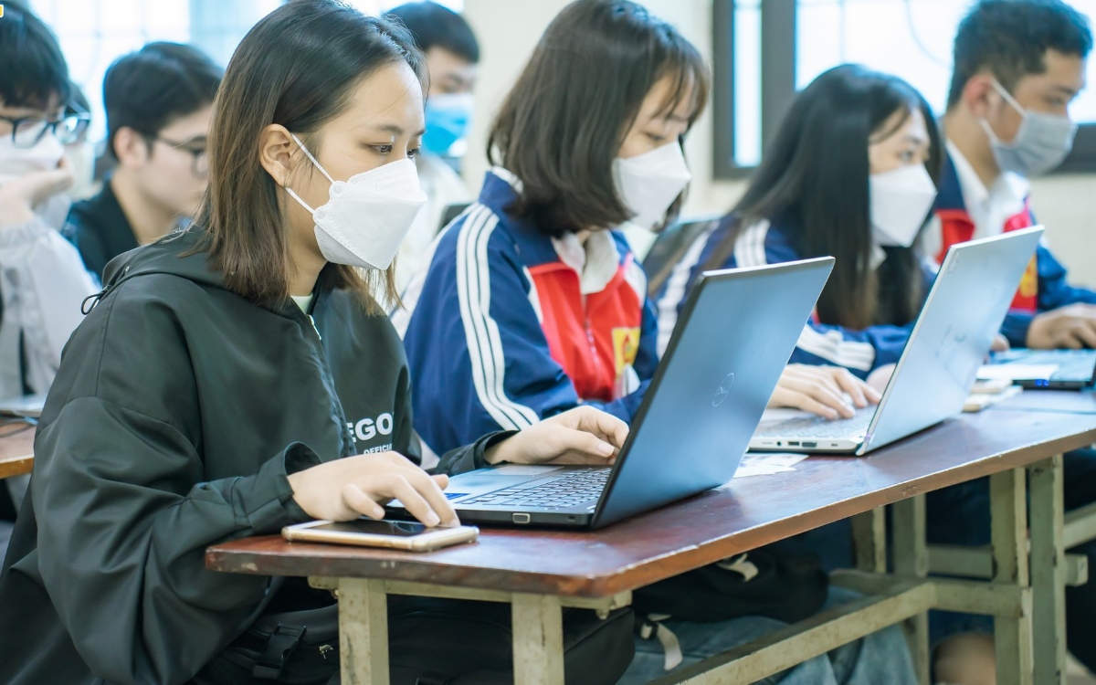 Sinh viên hãy nuôi dưỡng trí tò mò và đào sâu đến tận gốc vấn đề, sự hiểu sâu không chỉ mang lại thỏa mãn cá nhân mà còn là nền tảng đóng góp trong bất kỳ lĩnh vực nào. Ảnh minh họa