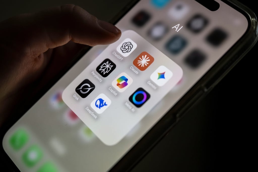 Một số ứng dụng trí tuệ nhân tạo trên màn hình điện thoại thông minh, bao gồm ChatGPT, Claude, Gemini, Perplexity, Microsoft Copilot, Meta AI, Grok và DeepSeek.