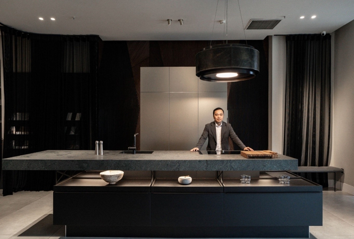 KTS Vương Đạo Hoàng với mẫu bếp +MODO - Thiết kế bếp tiêu biểu của Poggenpohl. Ảnh:&nbsp;EUDS.