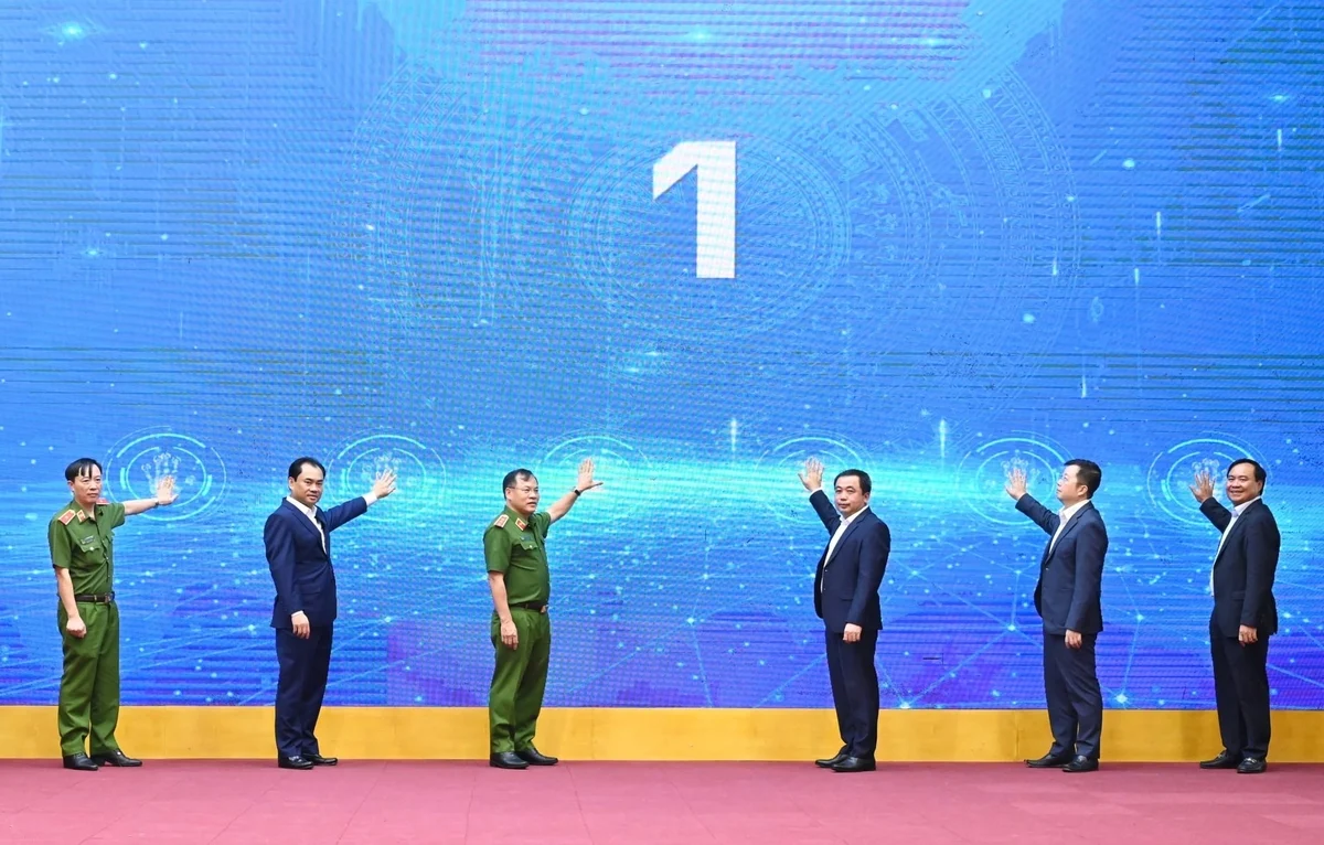 Kích hoạt kết nối, đồng bộ cơ sở dữ liệu ngành với Cơ sở dữ liệu tổng hợp quốc gia (C12). Ảnh: Kiều Chi