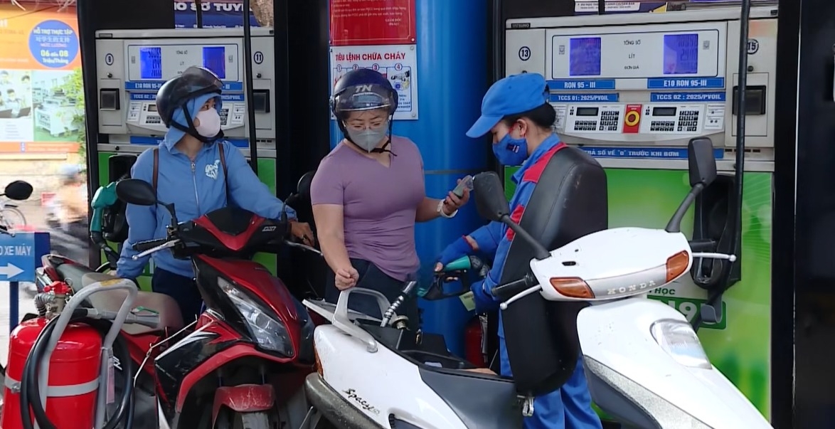 Người dân tiếp cận và dần làm quen với xăng sinh học E10 tại các cửa hàng.