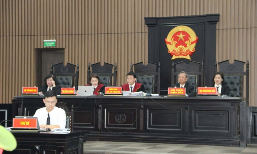 Hội đồng xét xử phiên tòa sơ thẩm.