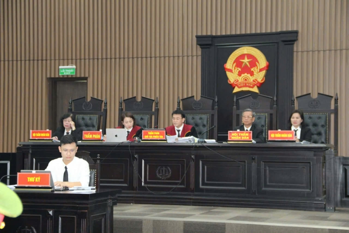 Hội đồng xét xử phiên tòa sơ thẩm.