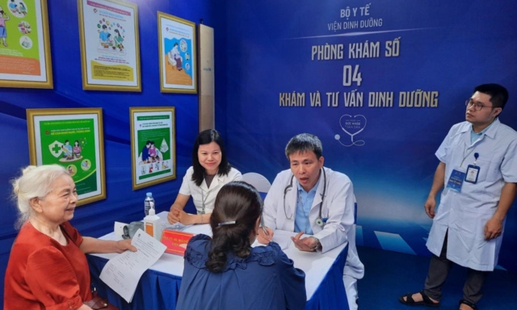 Người dân được thăm khám sức khỏe miễn phí. Ảnh: Trần Minh.