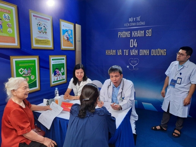 Người dân được thăm khám sức khỏe miễn phí. Ảnh: Trần Minh.