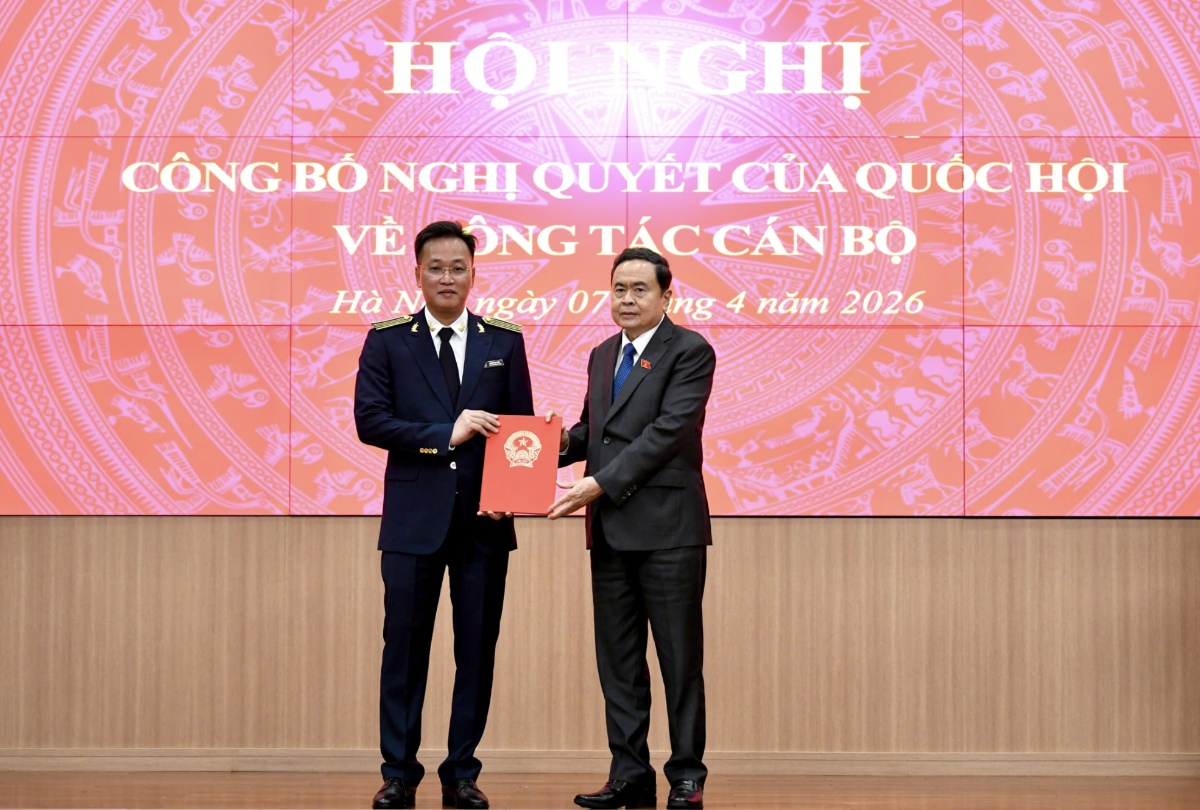 Chủ tịch Quốc hội Trần Thanh Mẫn trao Nghị quyết của Quốc hội cho tân Tổng Kiểm toán Nhà nước Nguyễn Hữu Nghĩa