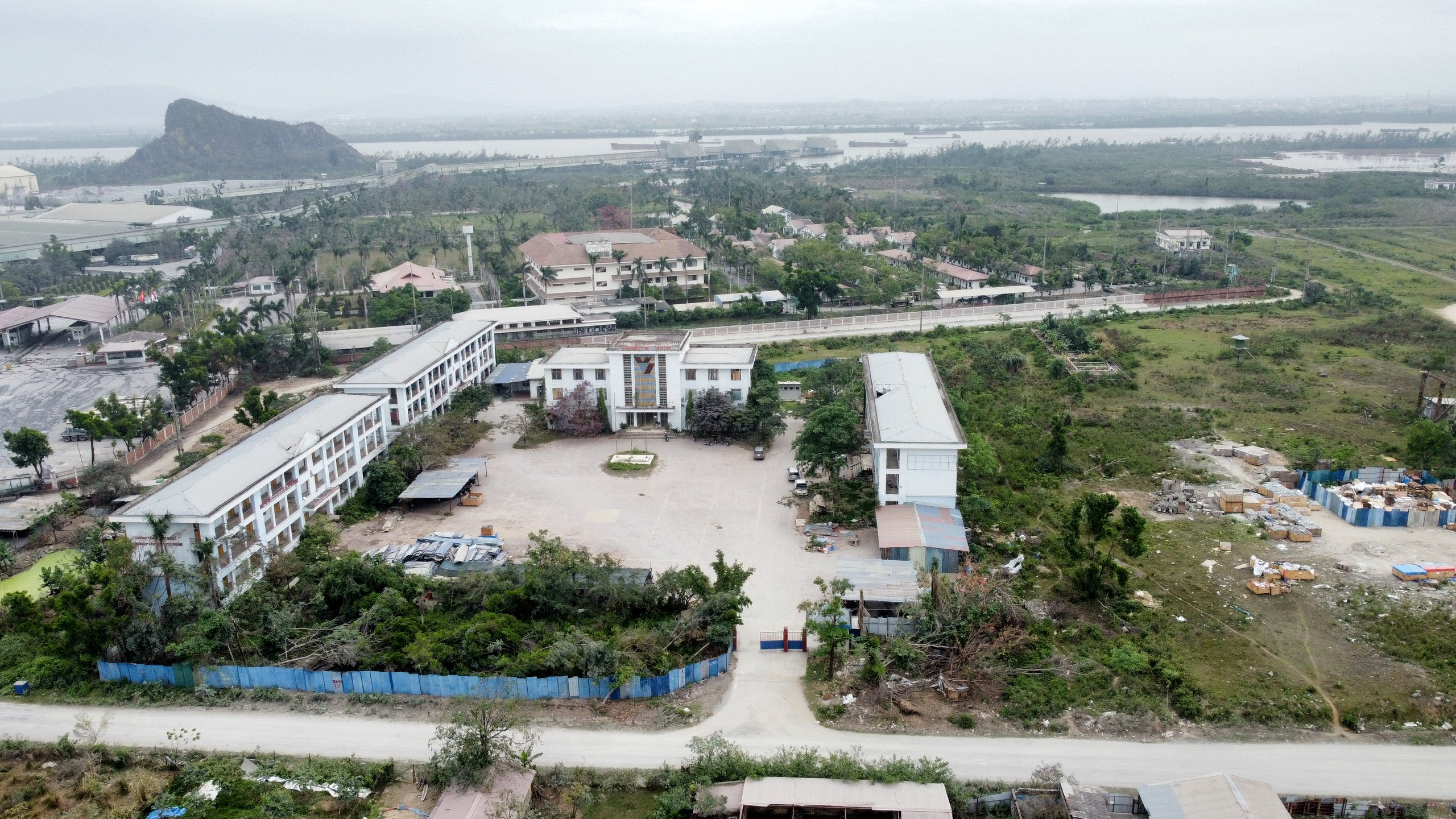 Trụ sở Công ty đóng tàu Phà Rừng được đầu tư dở dang tại phường Bạch Đằng (Hải Phòng).