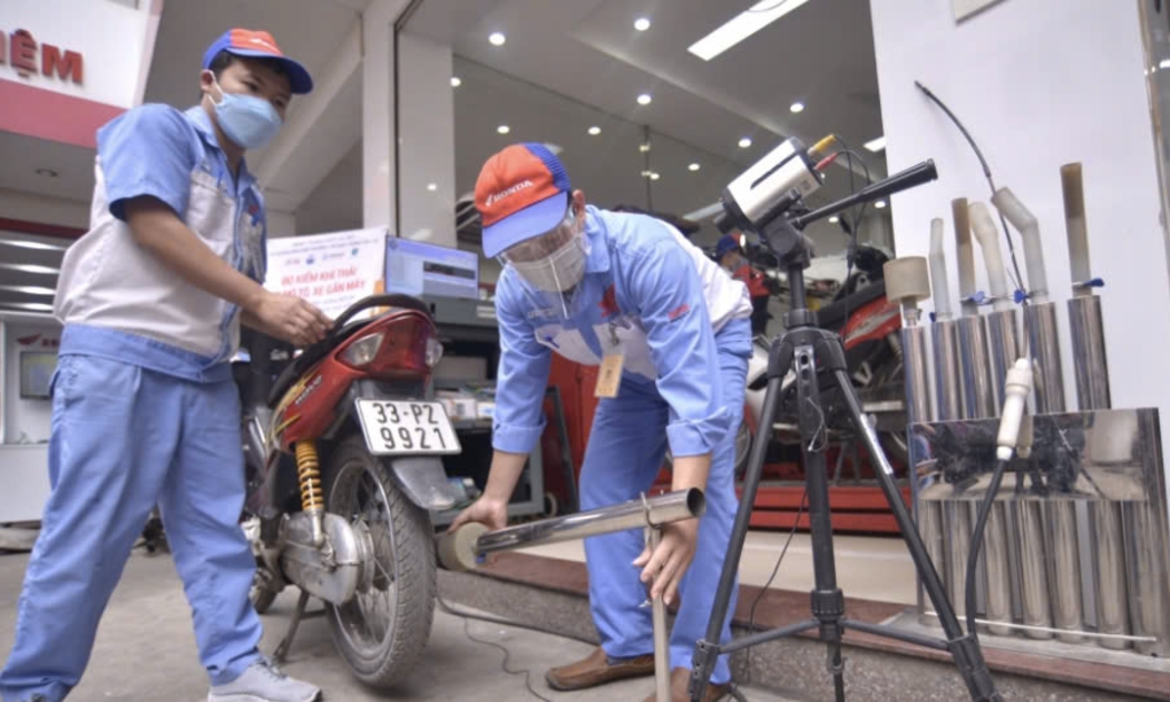 Kiểm định khí thải xe mô tô, xe gắn máy. Ảnh minh họa