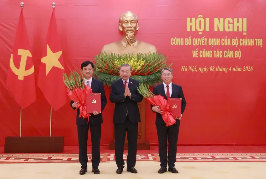 Tổng Bí thư, Chủ tịch nước Tô Lâm trao quyết định cho ông Nguyễn Duy Ngọc và ông Nguyễn Hải Ninh. Ảnh: TTXVN