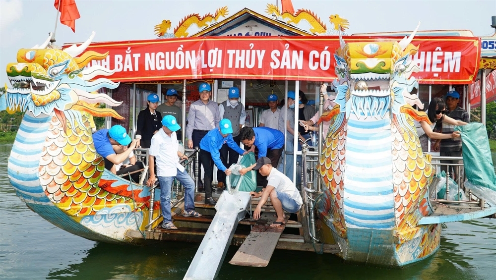 Hoạt động thả cá tái tạo nguồn lợi thủy sản được thành phố Huế tổ chức hàng năm