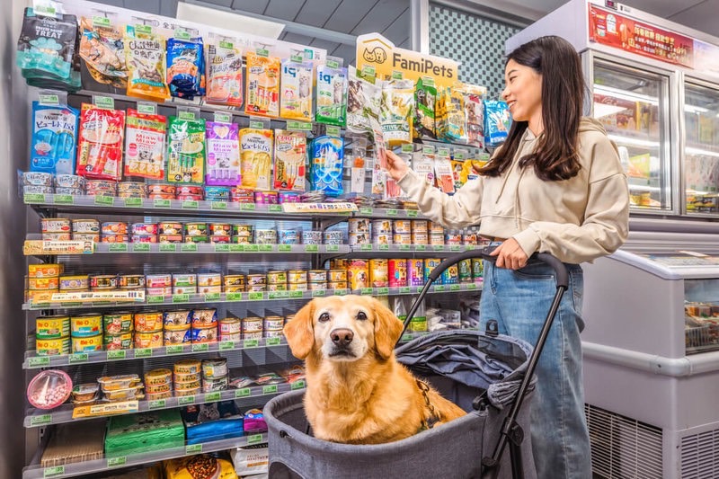 Chuỗi siêu thị tiện lợi Family Mart tại Đài Loan dành riêng một khu bán sản phẩm "FamiPets".