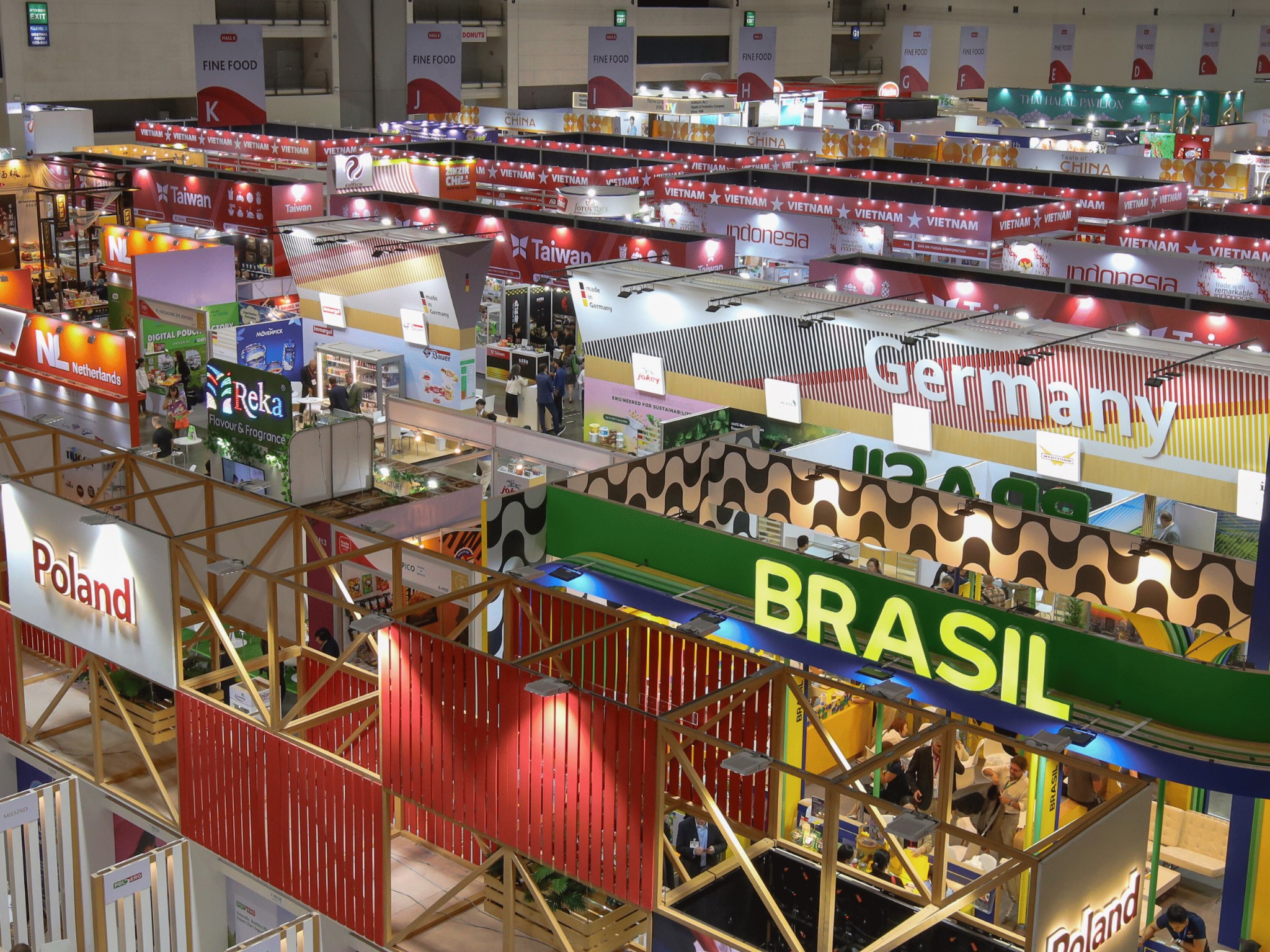 Quảng cảnh tại một góc của Thaifex 2025, nhìn từ trên cao.