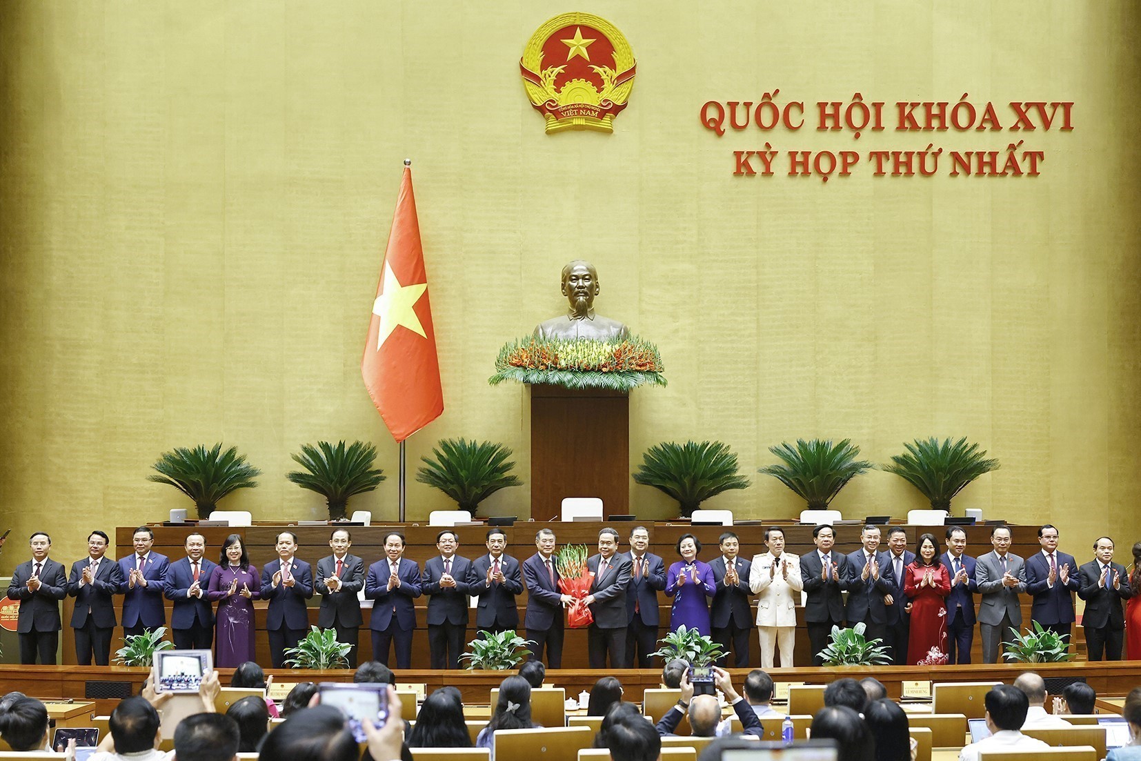 Chủ tịch Quốc hội Trần Thanh Mẫn tặng hoa chúc mừng Thủ tướng, Phó Thủ tướng Chính phủ, Bộ trưởng và thành viên khác của Chính phủ nhiệm kỳ 2026 - 2031. Ảnh: TTXVN