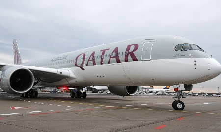 Máy bay của hãng hàng không Qatar Airways tại sân bay. Khủng hoảng nhiên liệu máy bay đang đẩy ngành hàng không toàn cầu vào vòng xoáy chi phí gia tăng. Ảnh: AP Photo/Michael Probst