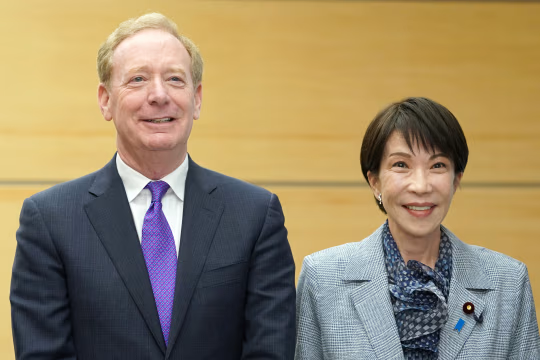 Phó Chủ tịch Microsoft Brad Smith và Thủ tướng Nhật Bản Sanae Takaichi đã có cuộc gặp tại Tokyo. Ảnh: Reuters