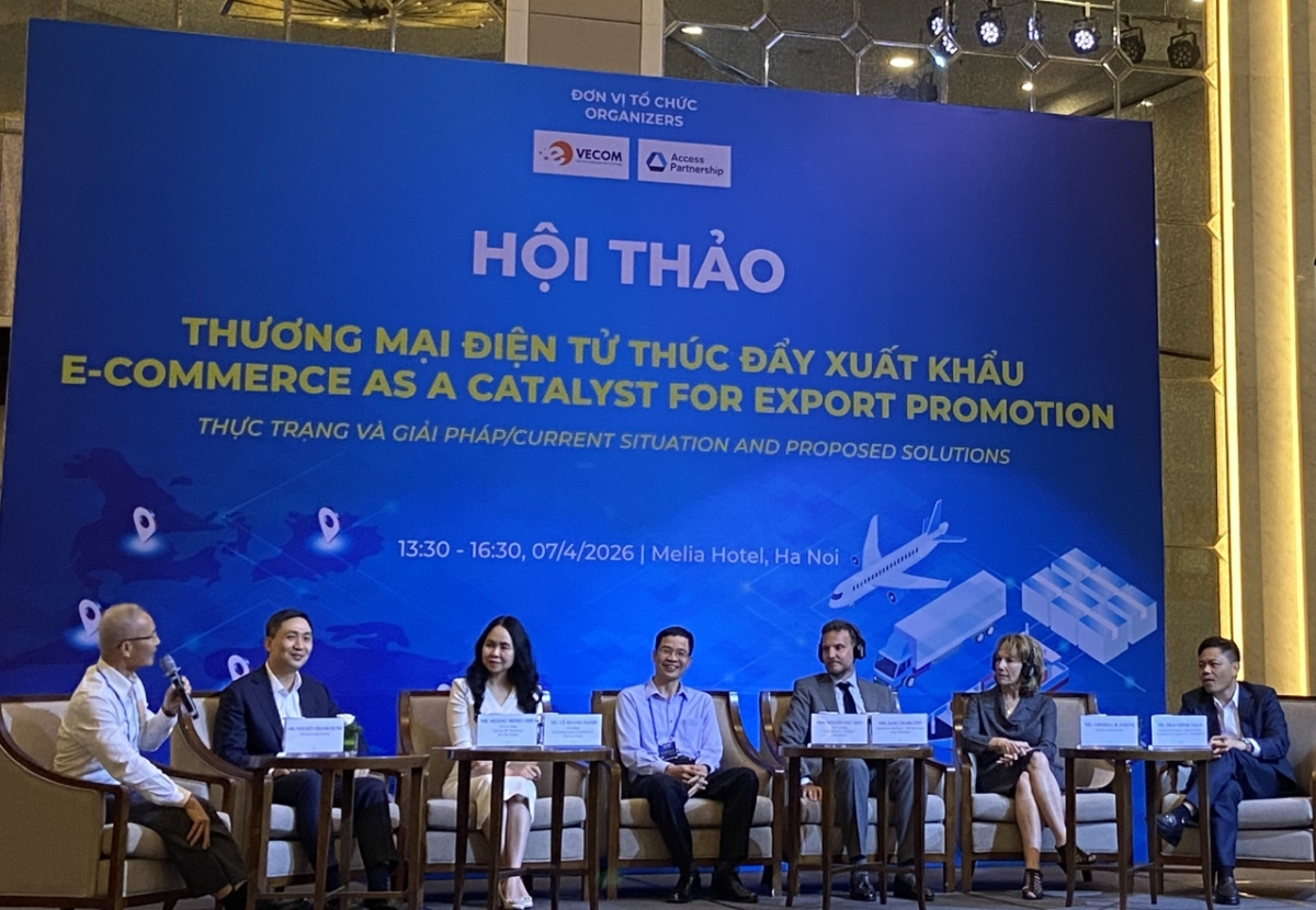 Các khách mời tham gia toạ đàm.