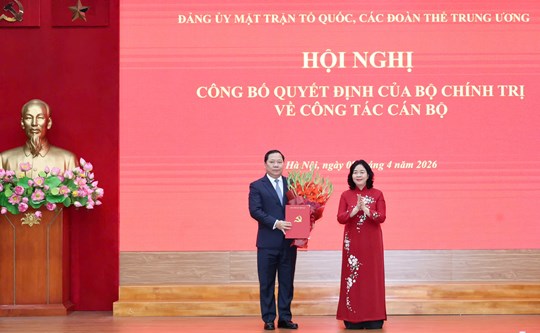 Đồng chí Bùi Thị Minh Hoài, Ủy viên Bộ Chính trị, Bí thư Trung ương Đảng, Bí thư Đảng ủy MTTQ, các đoàn thể Trung ương, Chủ tịch Ủy ban Trung ương MTTQ Việt Nam trao Quyết định của Bộ Chính trị cho đồng chí Nguyễn Phi Long. Ảnh: MTTQ