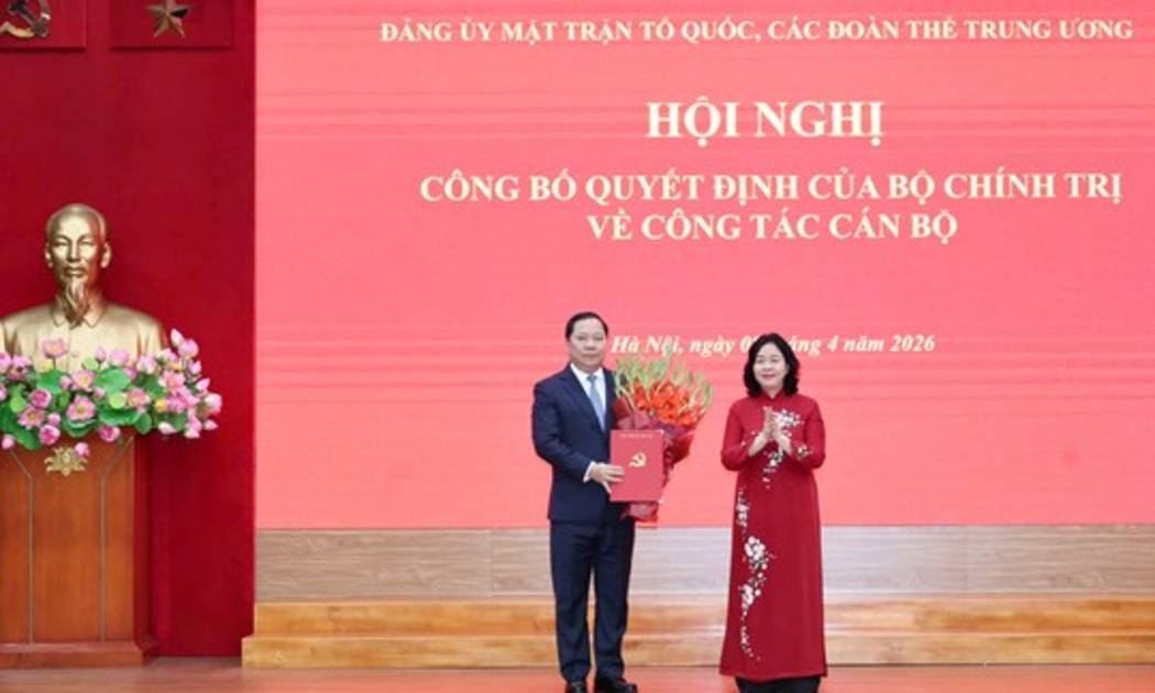 Đồng chí Bùi Thị Minh Hoài, Ủy viên Bộ Chính trị, Bí thư Trung ương Đảng, Bí thư Đảng ủy MTTQ, các đoàn thể Trung ương, Chủ tịch Ủy ban Trung ương MTTQ Việt Nam trao Quyết định của Bộ Chính trị cho đồng chí Nguyễn Phi Long. Ảnh: MTTQ