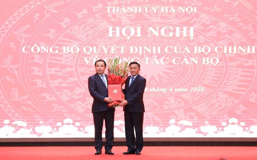 Ủy viên Bộ Chính trị, Thường trực Ban Bí thư Trần Cẩm Tú trao Quyết định của Bộ Chính trị phân công, chỉ định đồng chí Trần Đức Thắng giữ chức Bí thư Thành ủy Hà Nội nhiệm kỳ 2025-2030. Ảnh: hanoimoi.vn