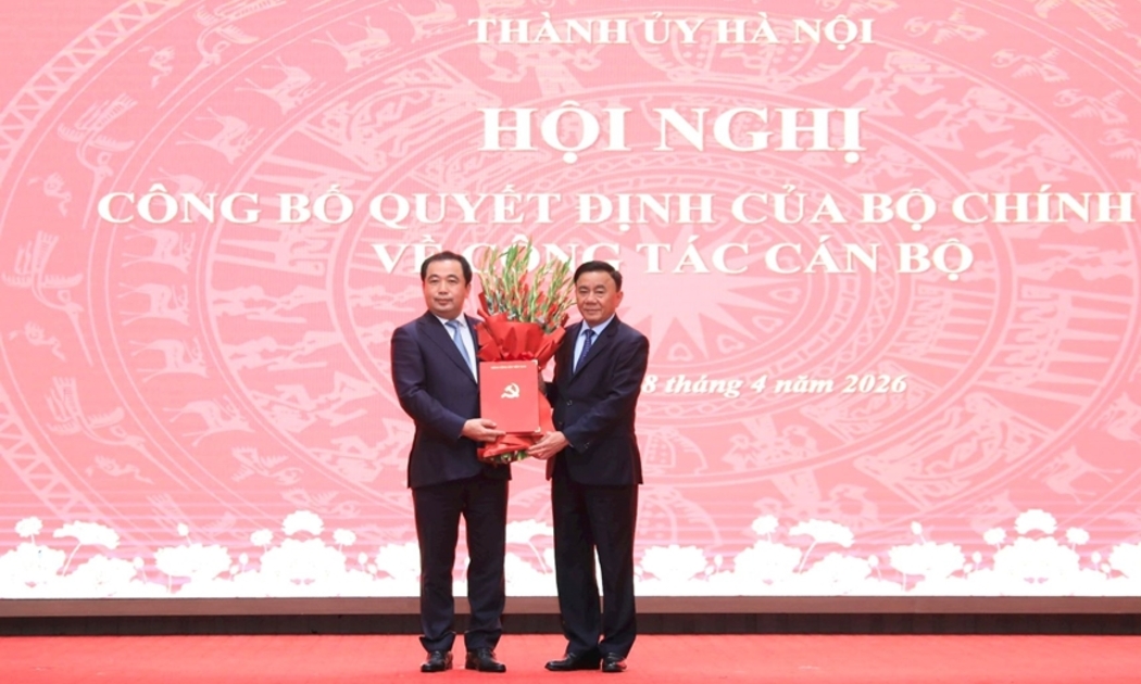 Ủy viên Bộ Chính trị, Thường trực Ban Bí thư Trần Cẩm Tú trao Quyết định của Bộ Chính trị phân công, chỉ định đồng chí Trần Đức Thắng giữ chức Bí thư Thành ủy Hà Nội nhiệm kỳ 2025-2030. Ảnh: hanoimoi.vn