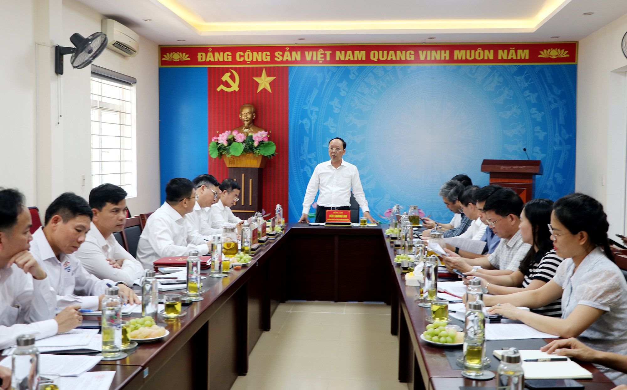 Quang cảnh buổi làm việc